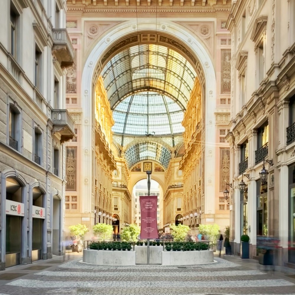 Bâtiment en béton brun avec des plantes vertes