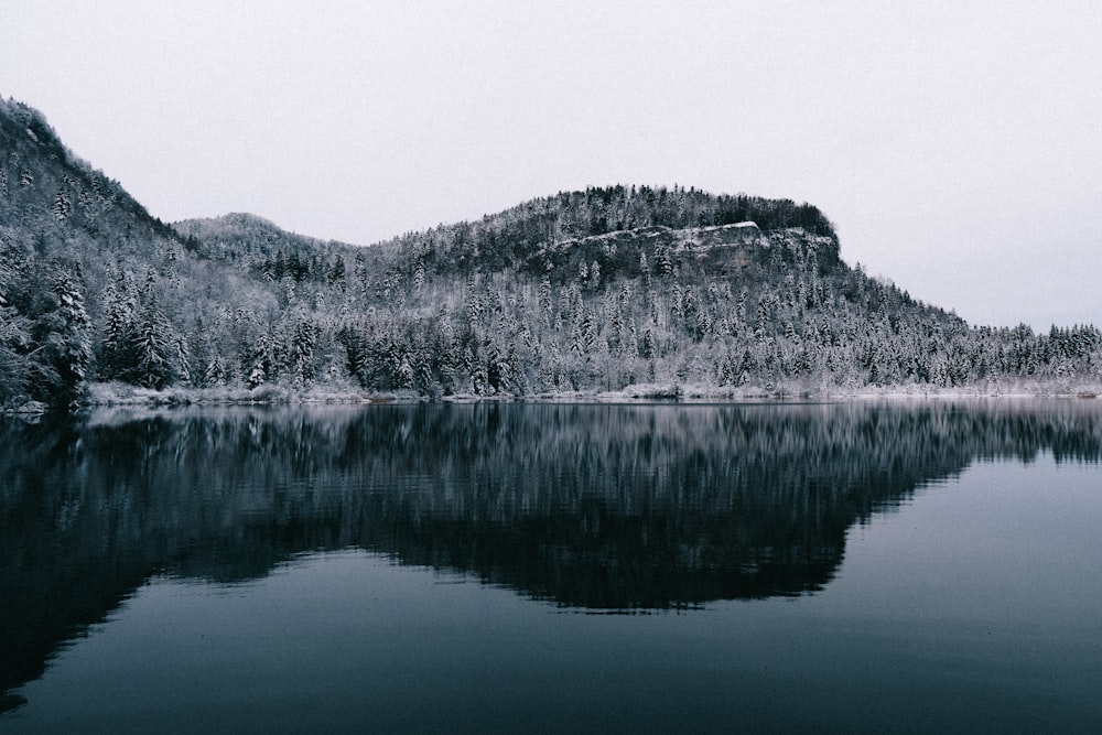 Foto en escala de grises del lago y la montaña