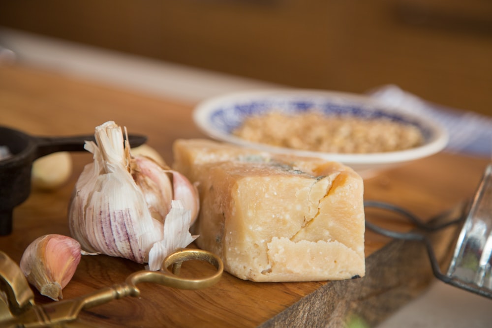 pan de molde en tabla de cortar de madera marrón