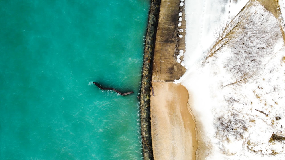 Vue aérienne des vagues de la mer