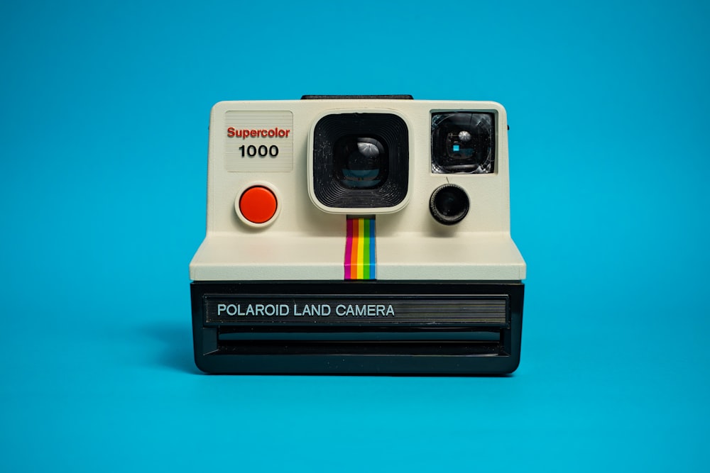 Weiße und schwarze Polaroid-Sofortbildkamera