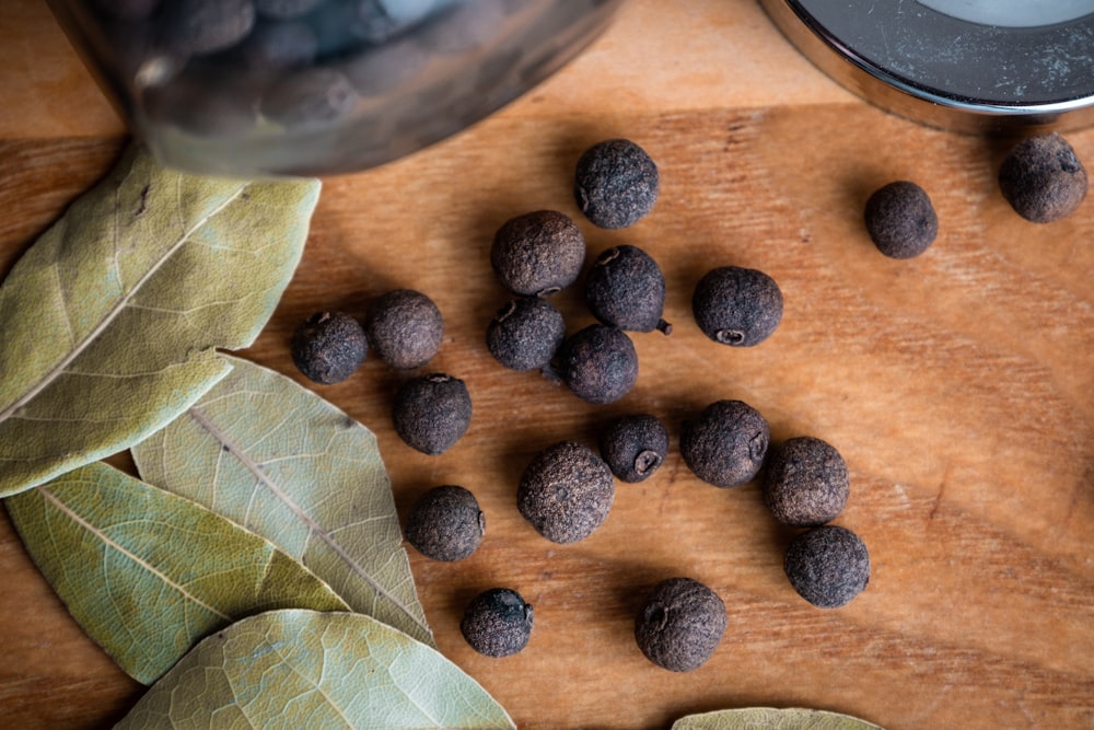 perles rondes marron et noir