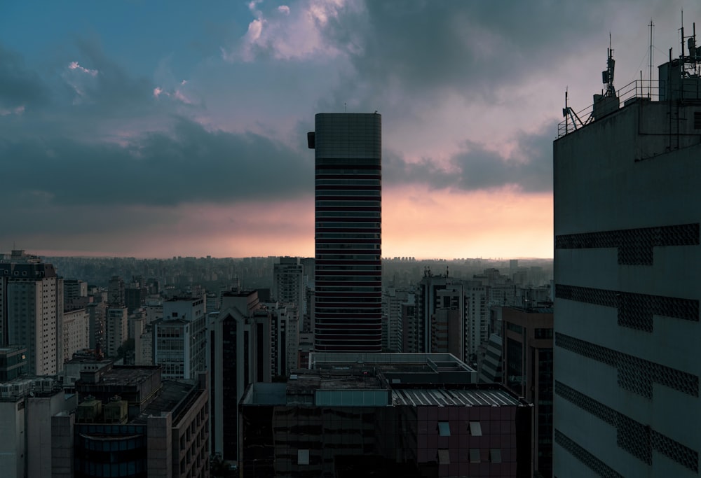 grattacieli sotto il cielo blu durante il giorno