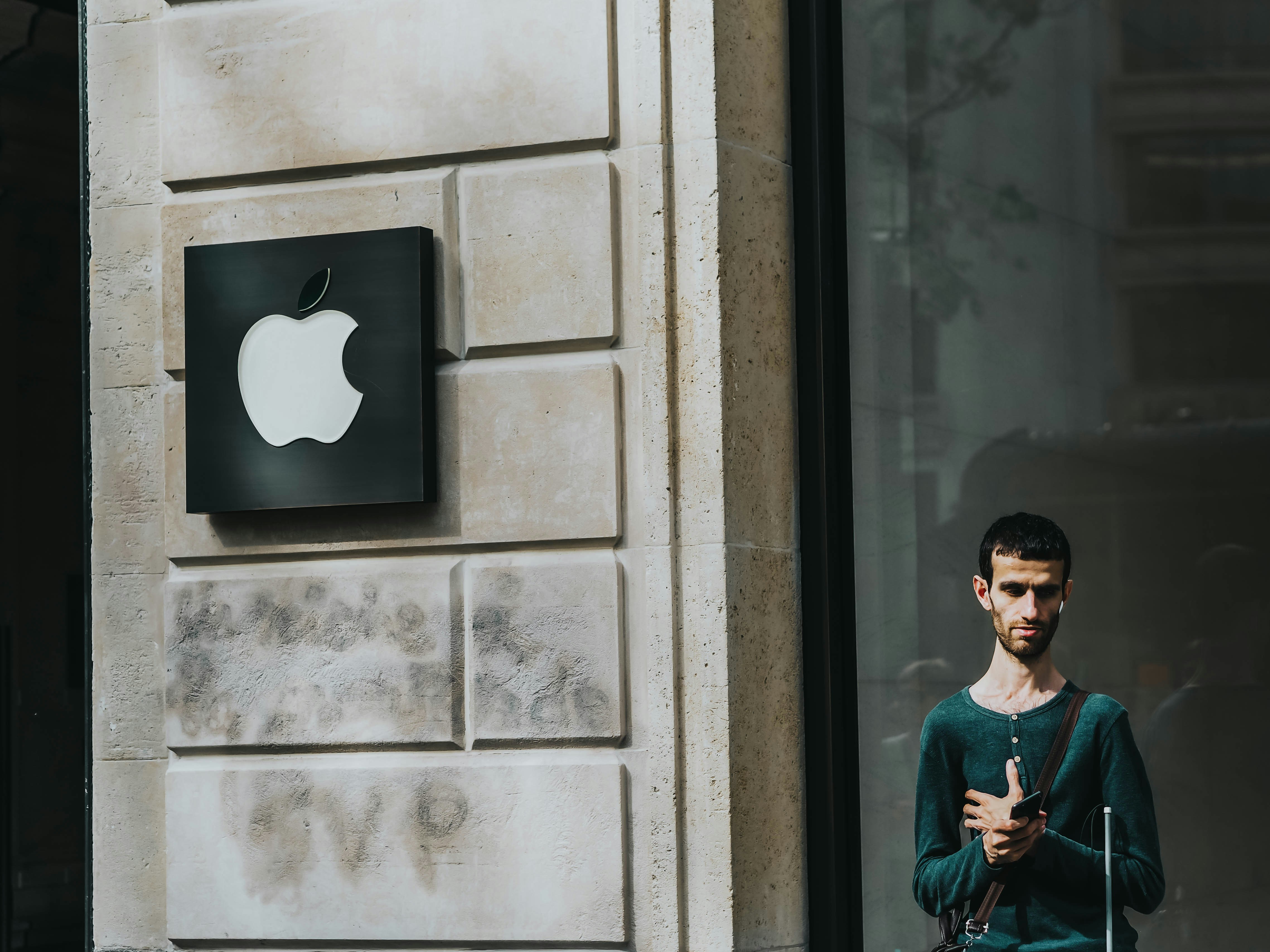 Apple's AI Leadership Shift: What Does It Mean for the Tech Giant?