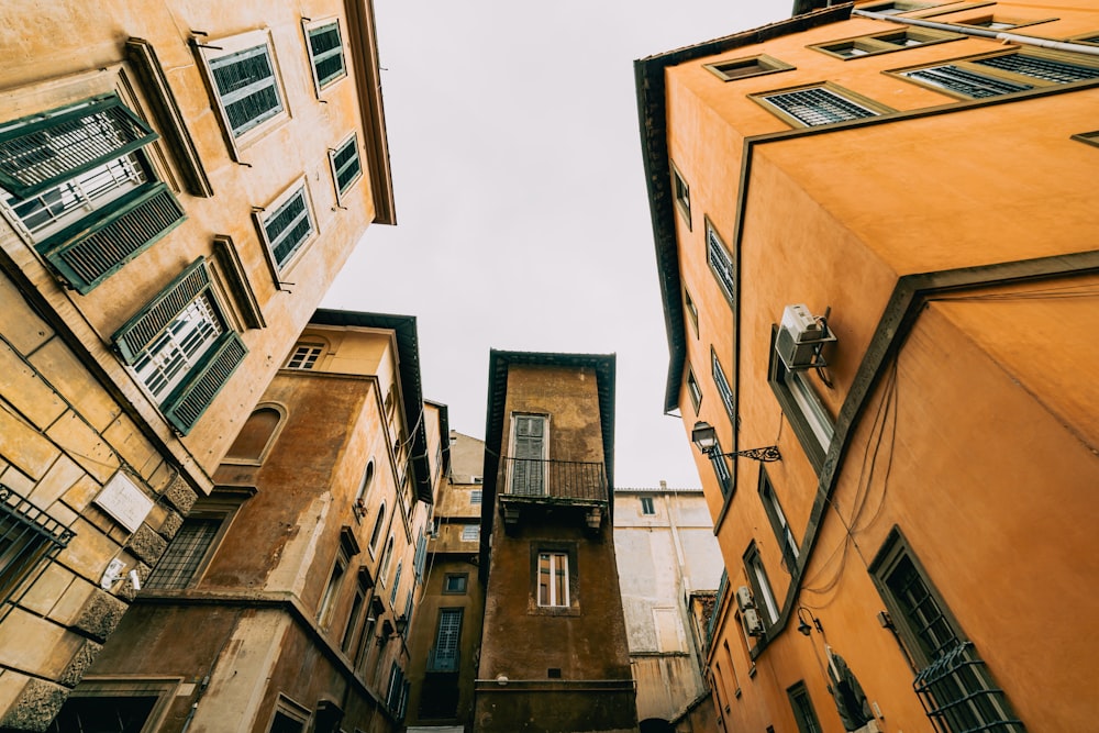 edificio in cemento marrone sotto il cielo blu durante il giorno