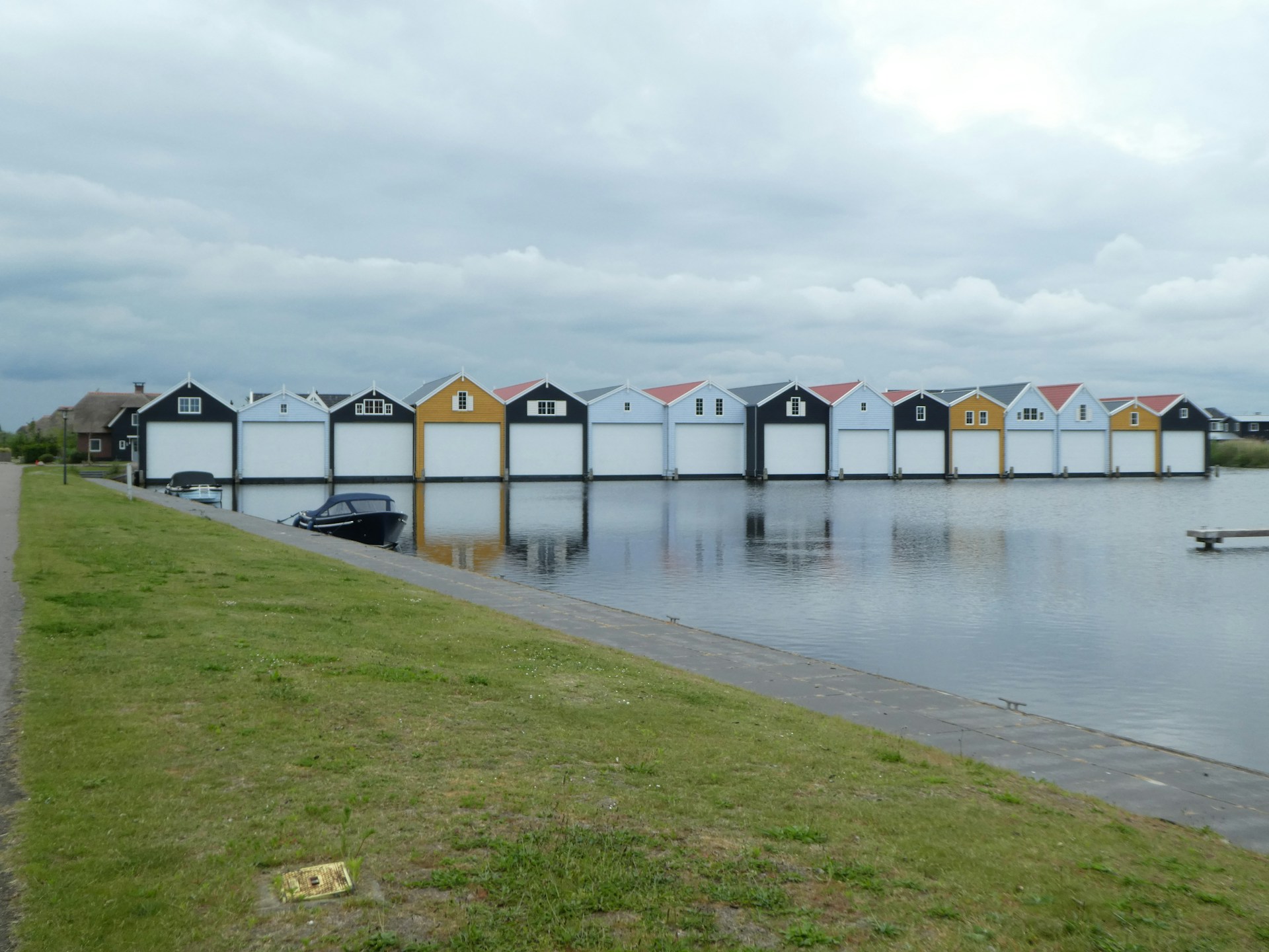 gray computer monitor