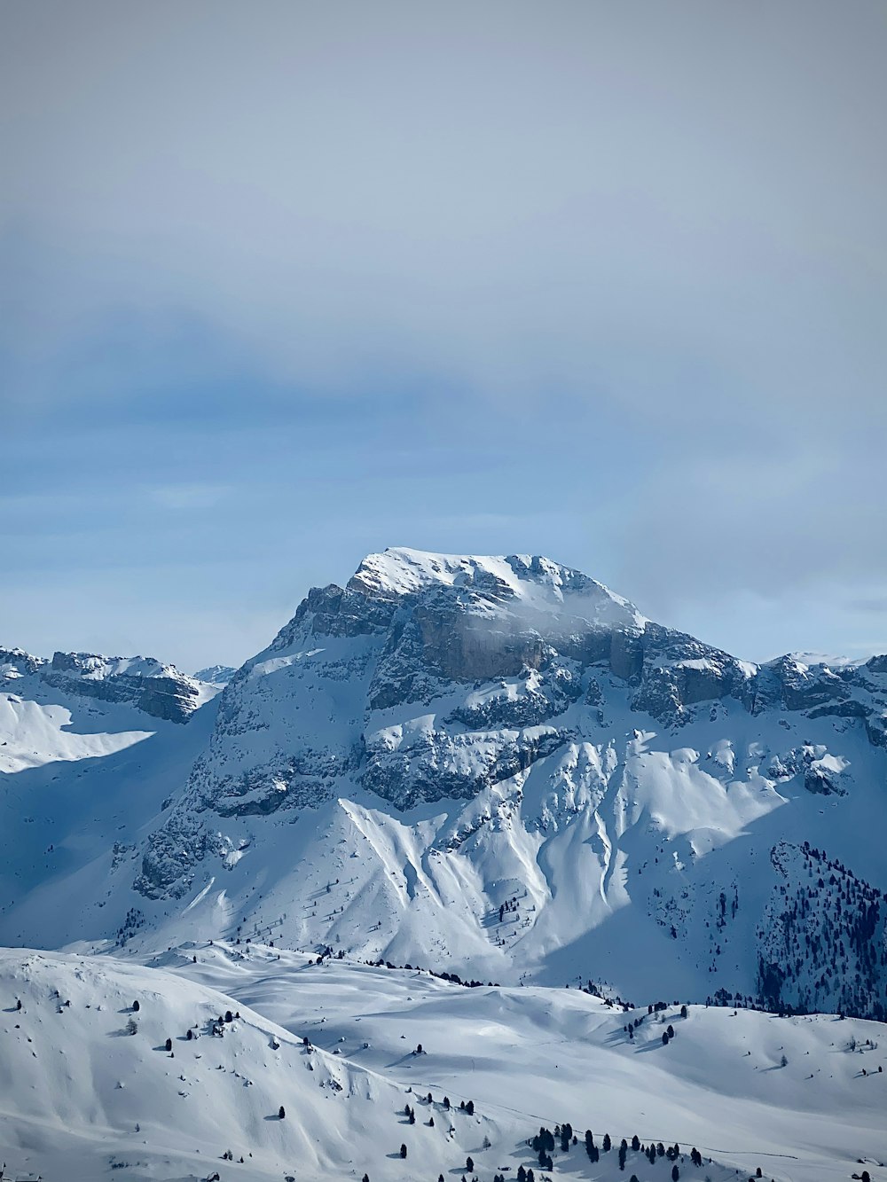 Schneebedeckter Berg tagsüber unter bewölktem Himmel