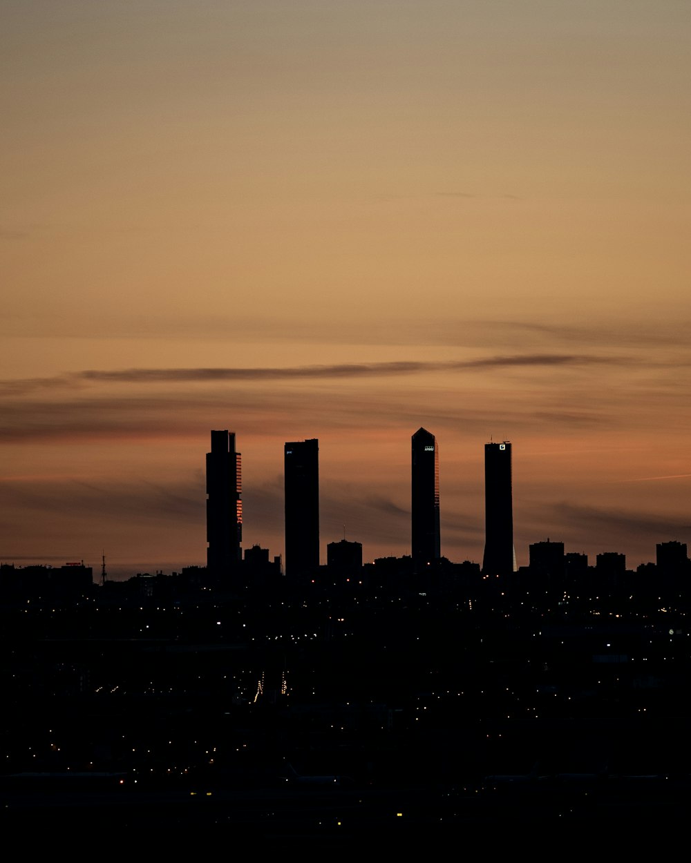 Silueta de los edificios de la ciudad durante la puesta del sol