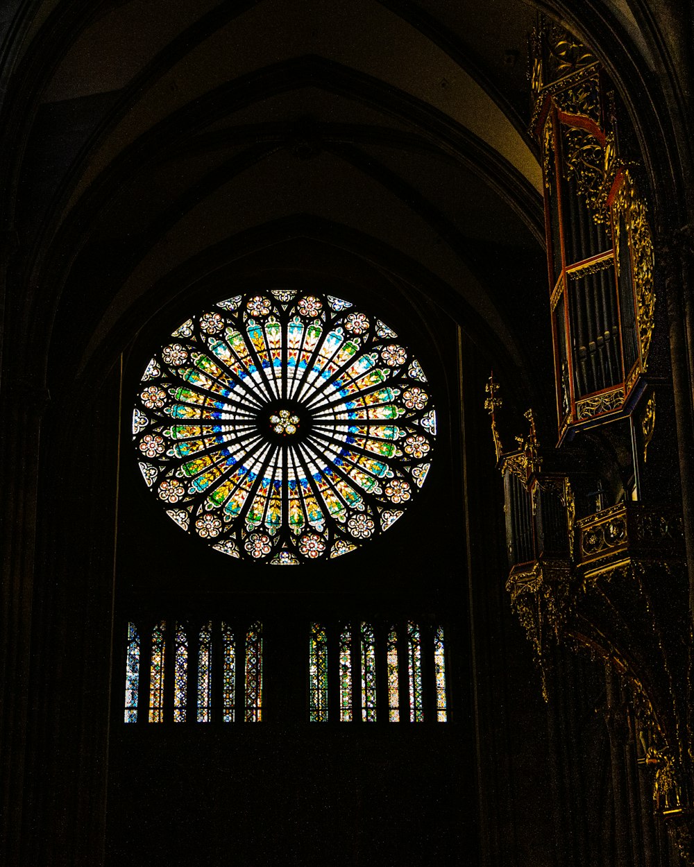 Fenêtre en verre floral bleu, vert et jaune