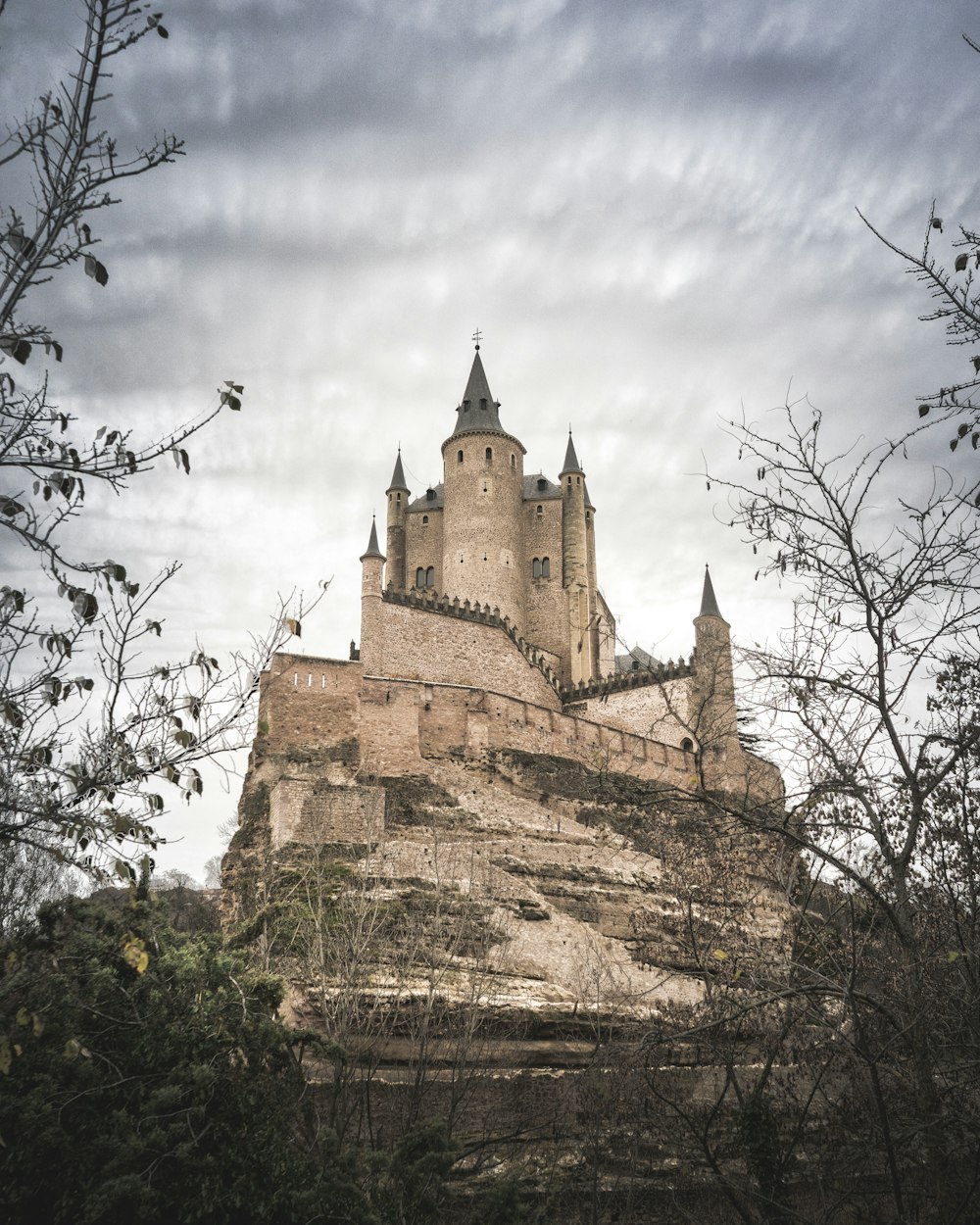 Castillo de hormigón marrón bajo el cielo nublado durante el día