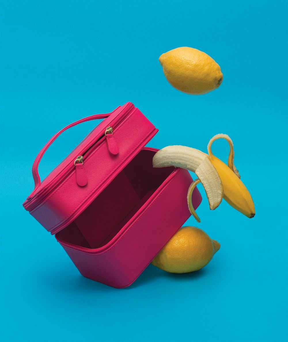 Fruta de limón amarillo en bolso de cuero rosa