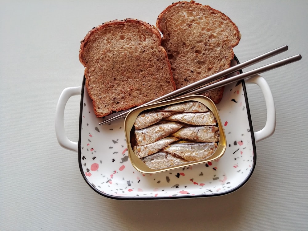 pan tostado en plato de lunares blancos y rojos