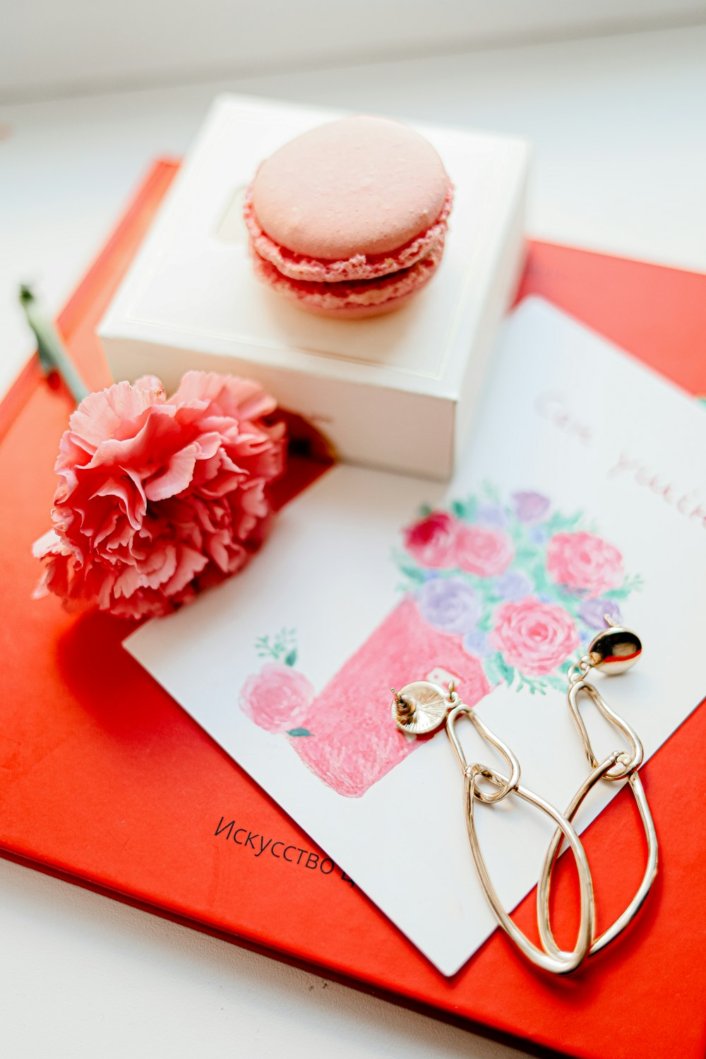 白と赤のグリーティングカードにピンクと白のバラ