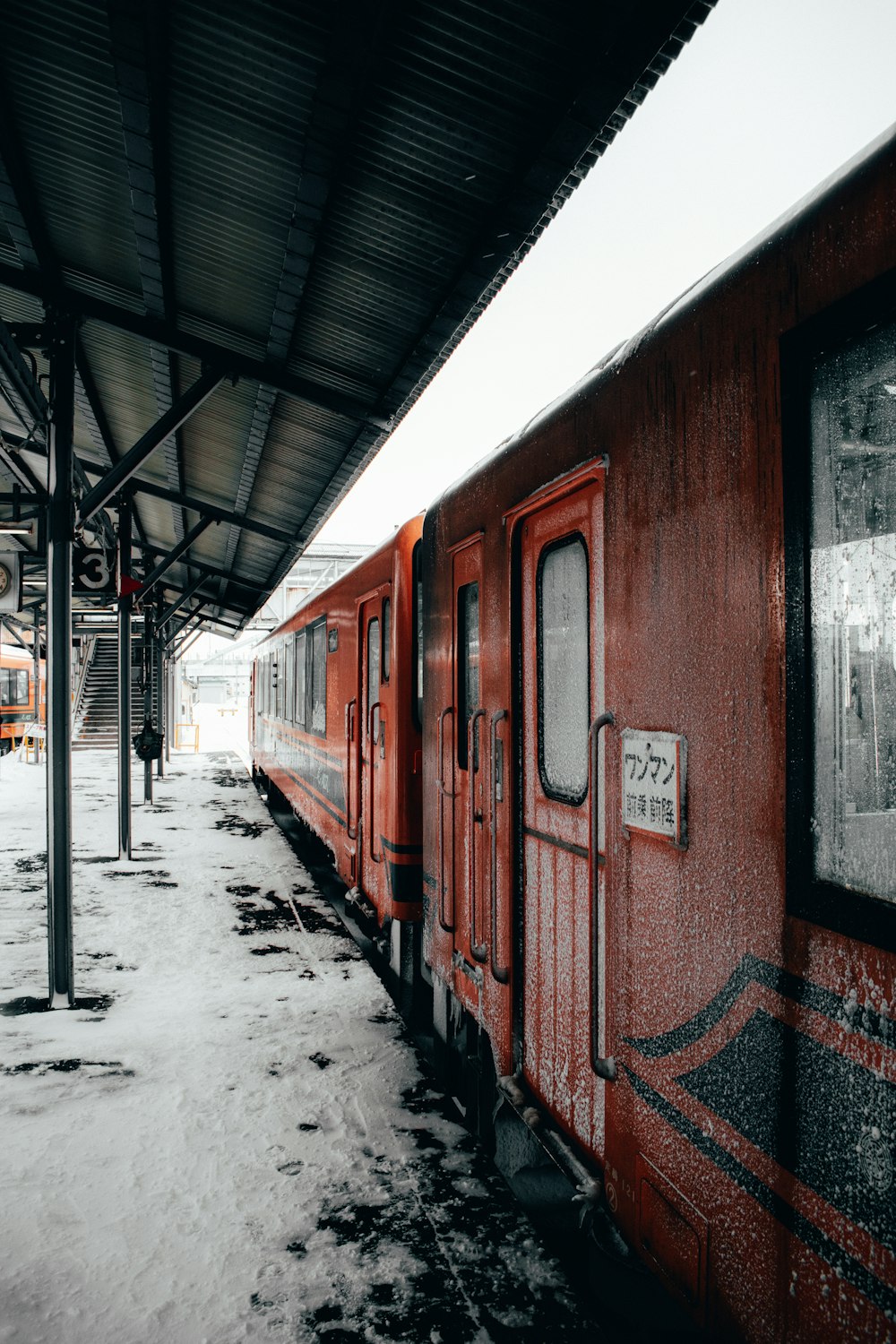 Tren rojo y negro en la estación de tren