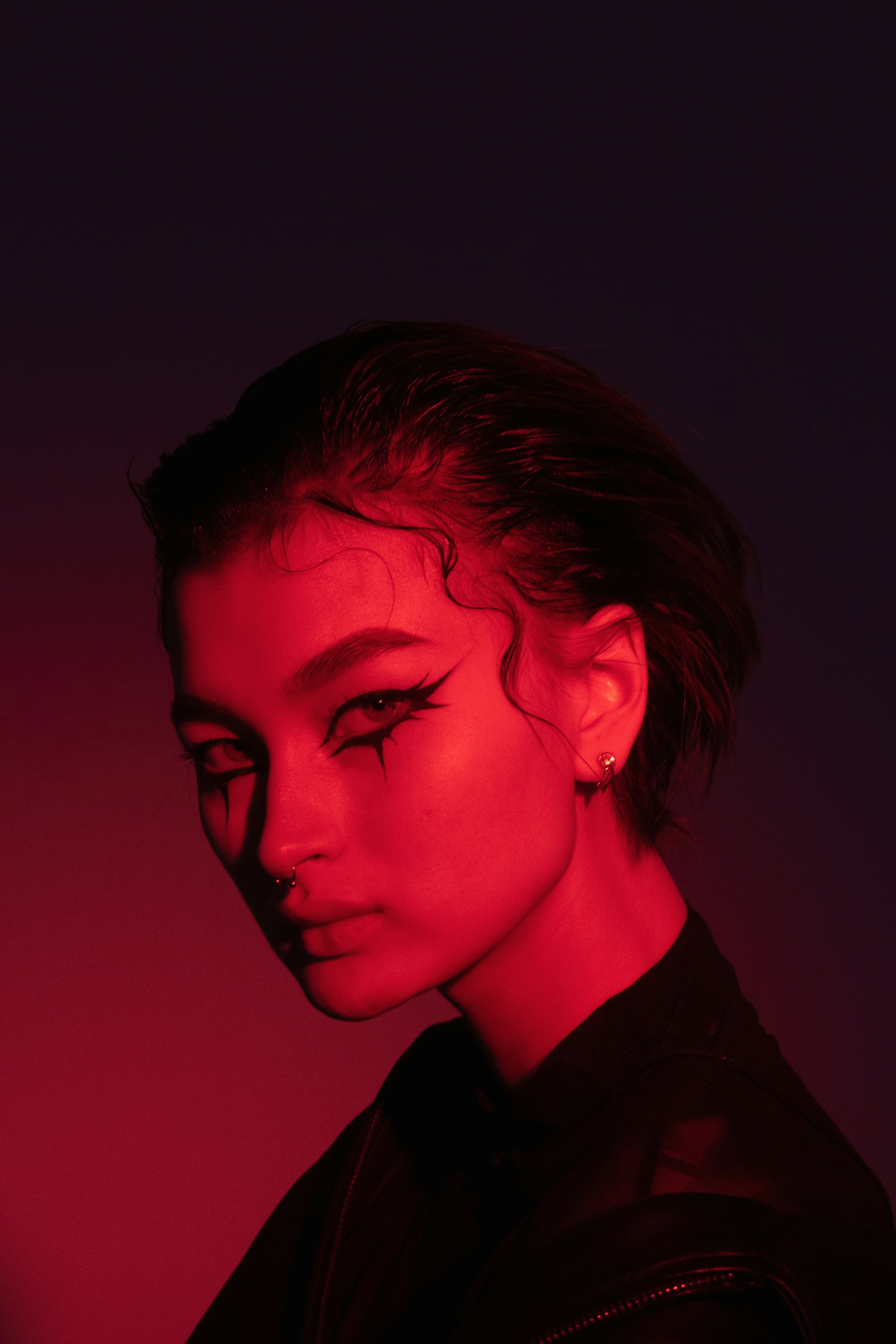 赤い背景の黒いシャツの男の写真 Unsplashの無料写真