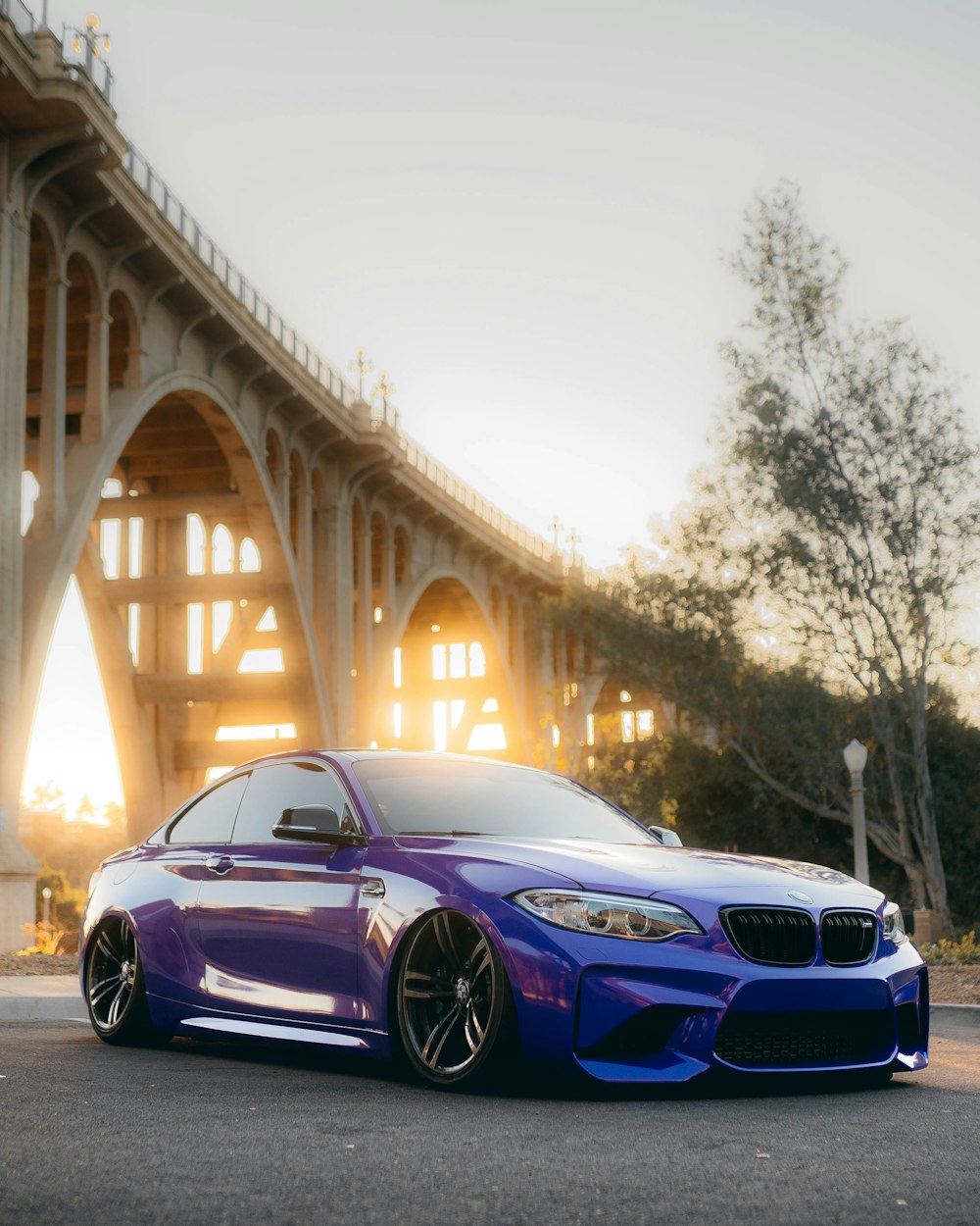 BMW M 3 coupé violet sur le pont pendant la journée