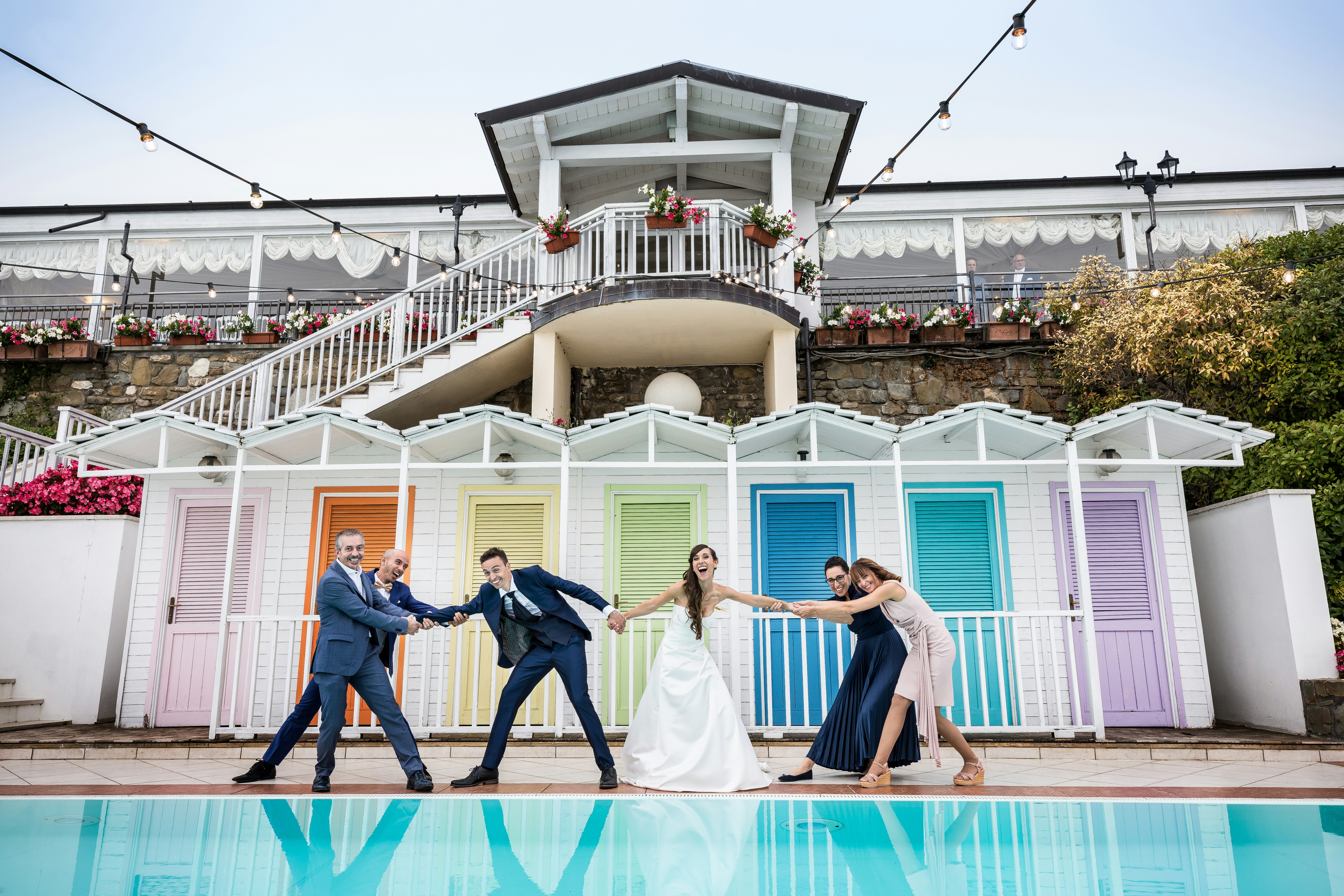homem e mulher que dançam em azulejos azuis durante o dia