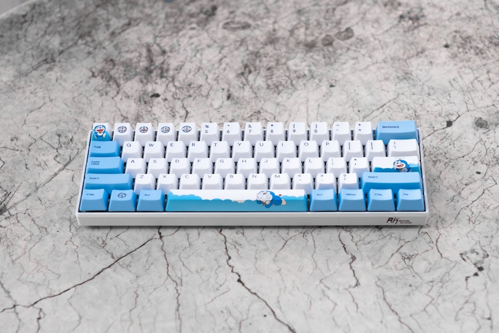 Teclado de computadora azul y blanco