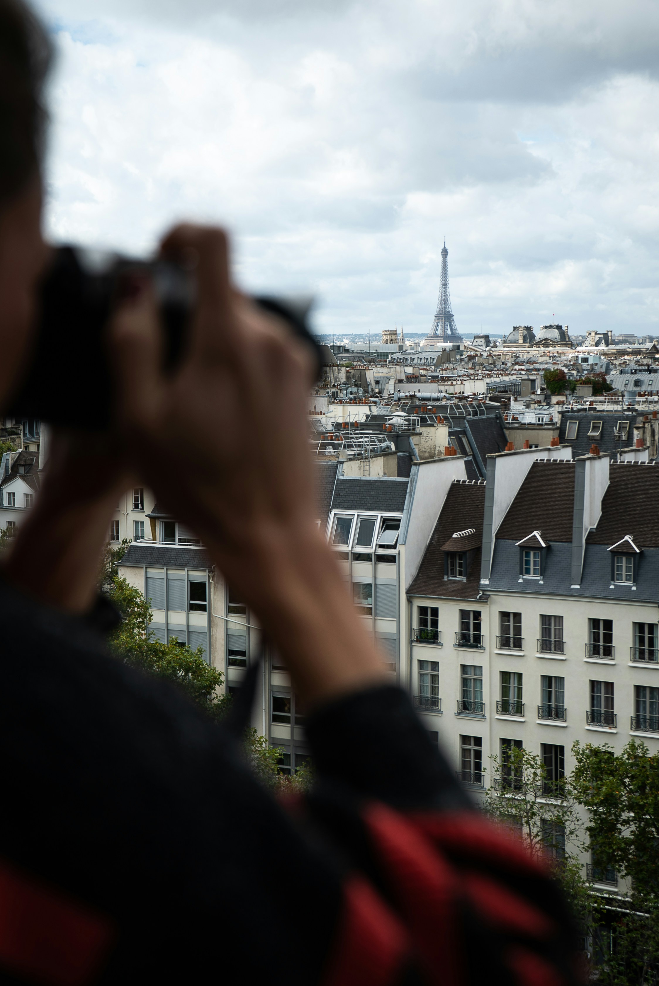 person in black long sleeve shirt holding smartphone