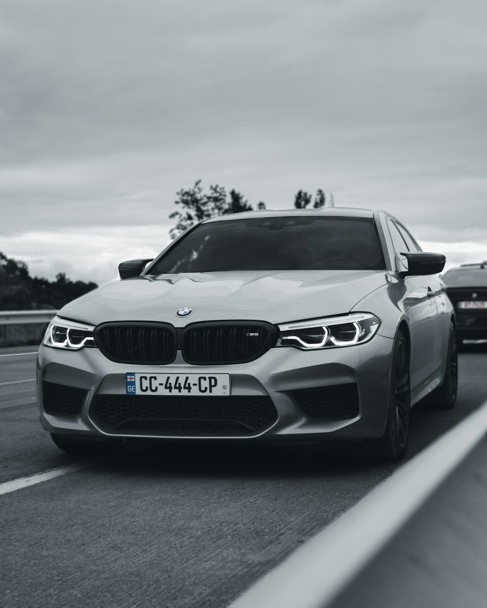 Graustufenfoto von BMW M 3 auf der Straße