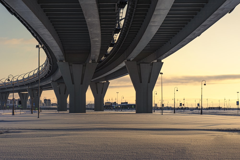 Graue Betonbrücke bei Sonnenuntergang