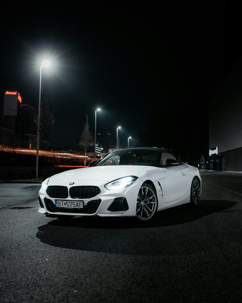 BMW M 3 coupé blanc sur route la nuit