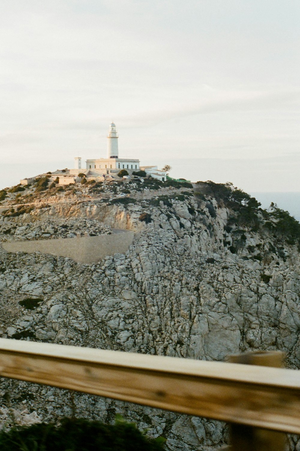 Faro blanco en la Montaña Rocosa Marrón durante el día