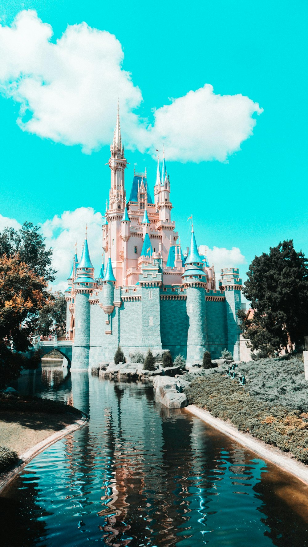 Castillo blanco y azul cerca del cuerpo de agua durante el día