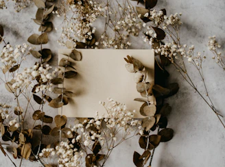 A neutral-toned mesversário bingo card with gentle cream and beige colors and sweet baby icons.