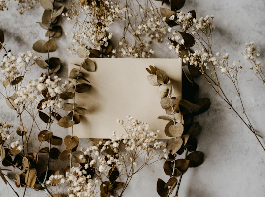 A neutral-toned mesversário bingo card with gentle cream and beige colors and sweet baby icons.