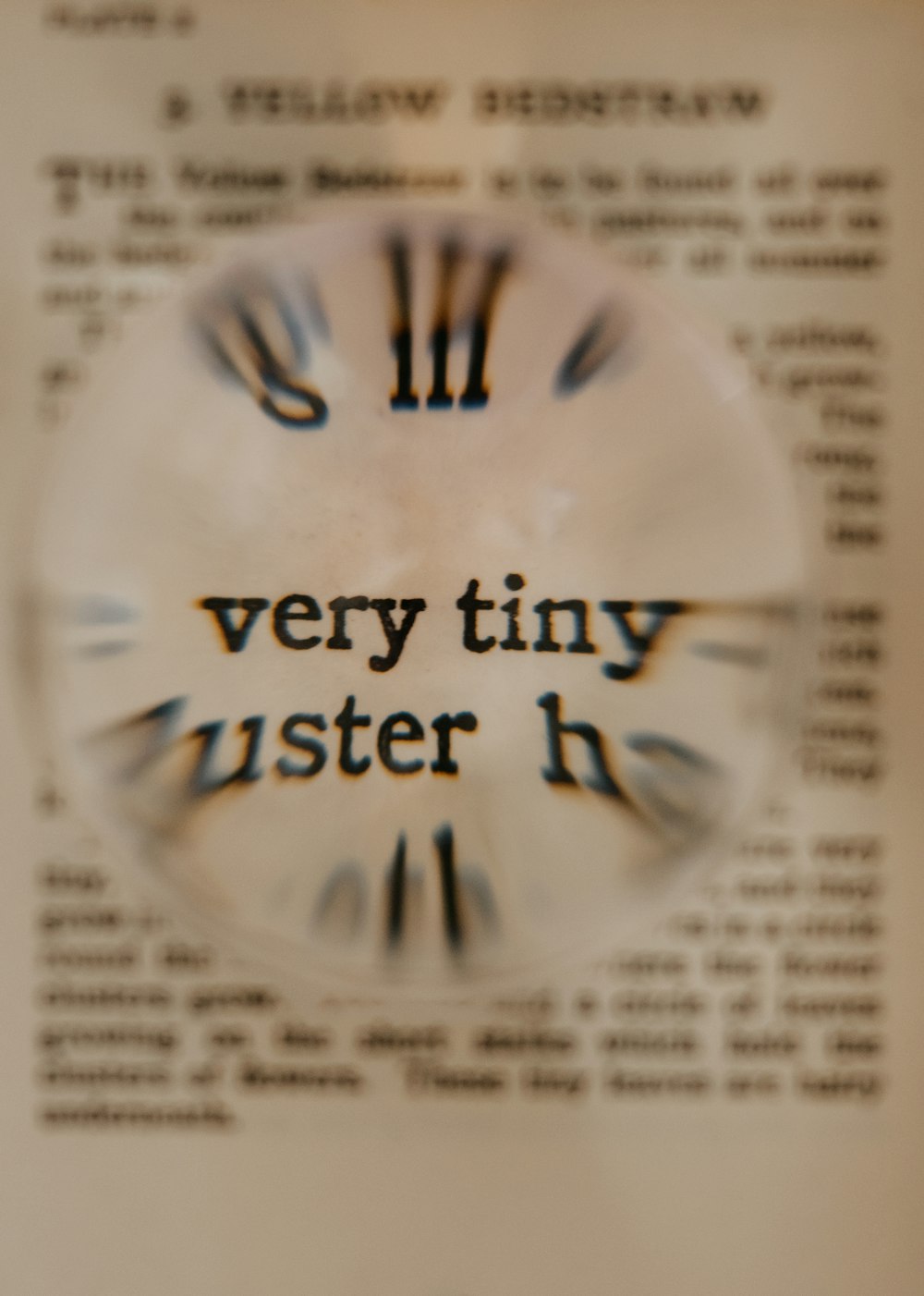 um close up de um relógio em um pedaço de papel