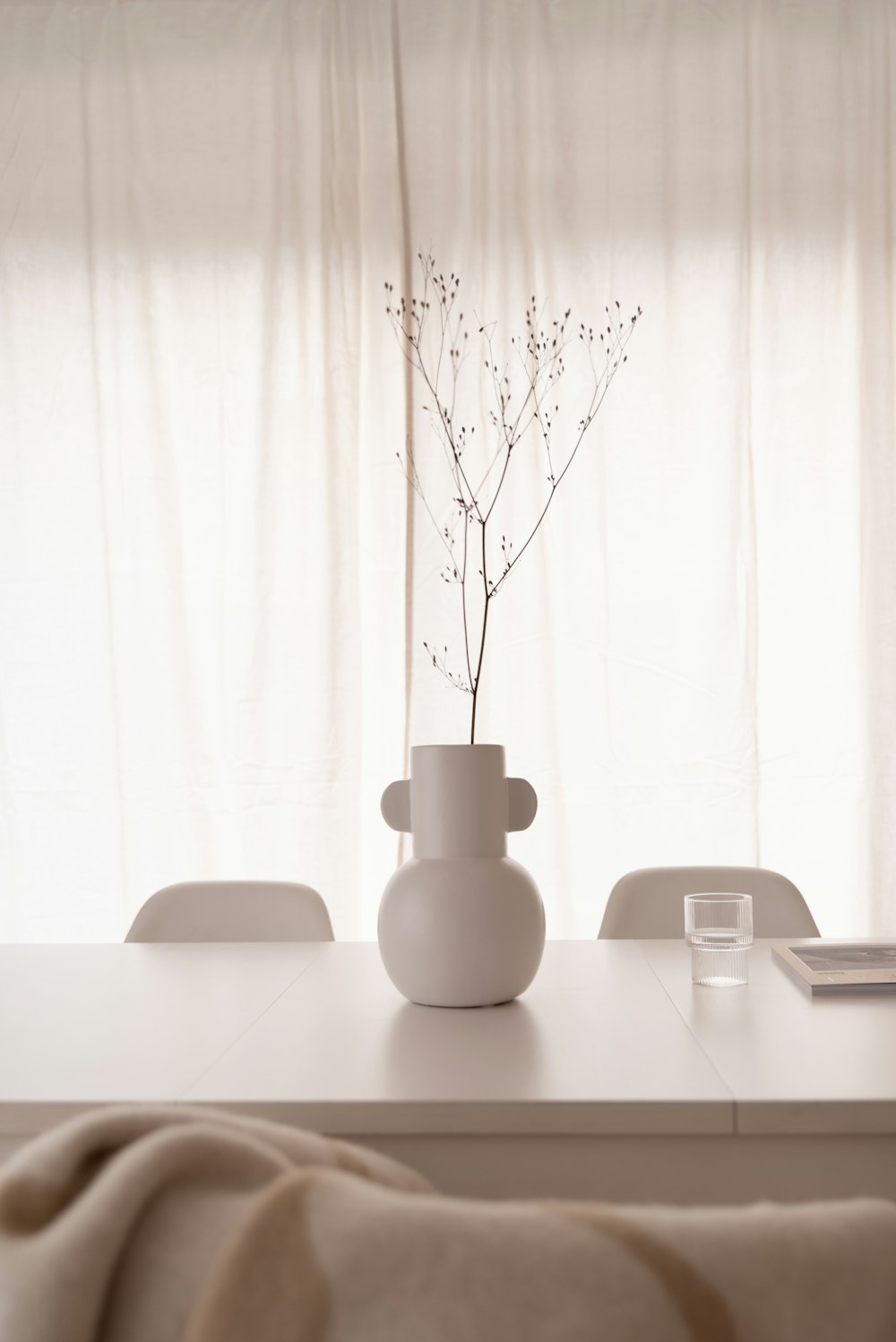 白いテーブルの上の白いアップルマジックマウス