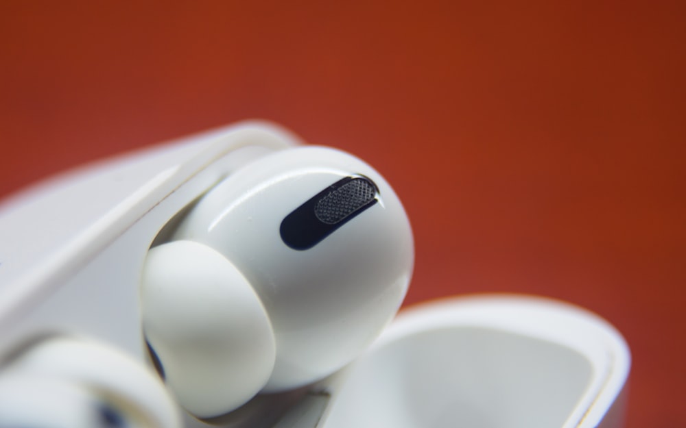 Earpods de pomme blanche sur surface orange