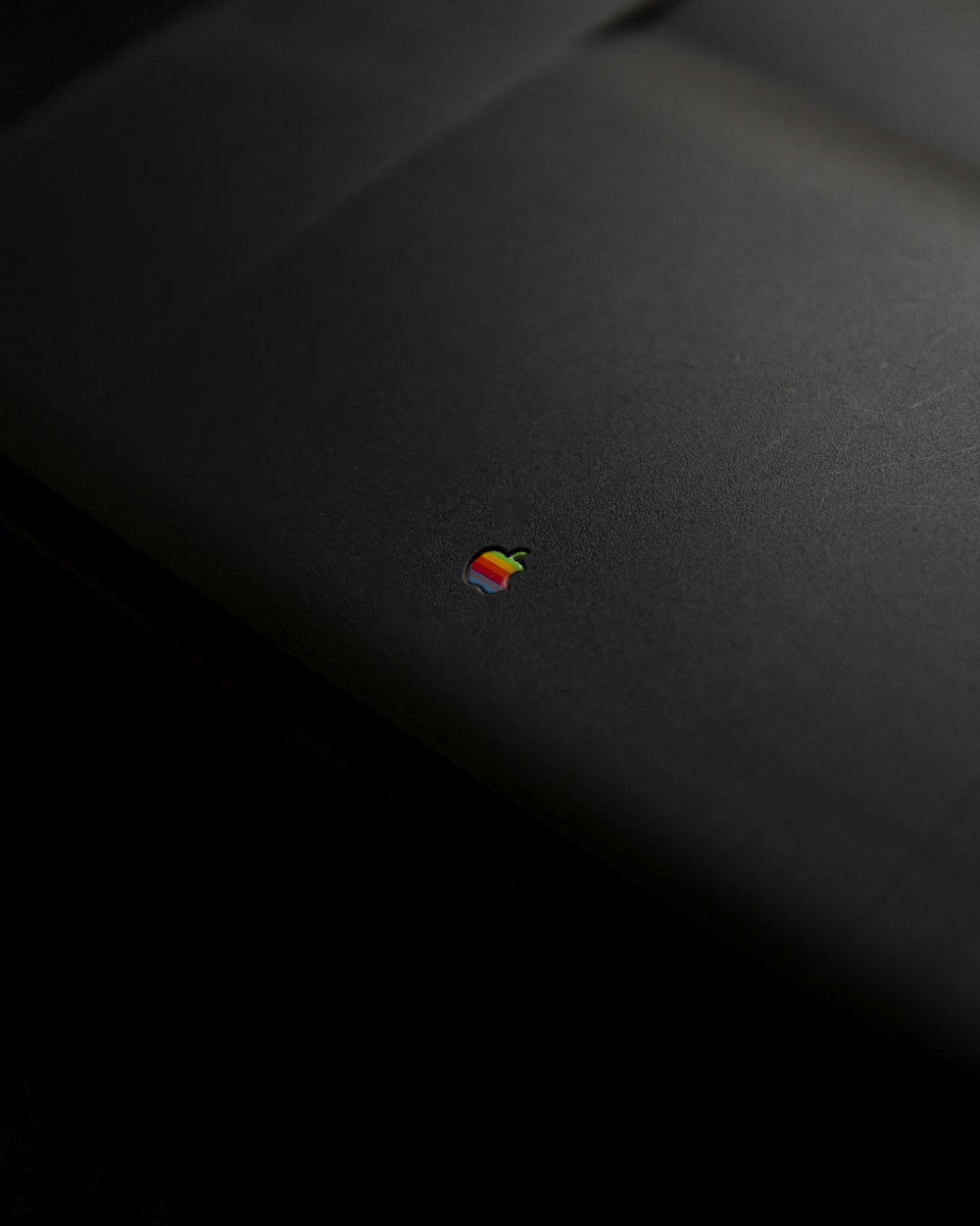 MacBook d'argento con pillola rotonda rossa e gialla