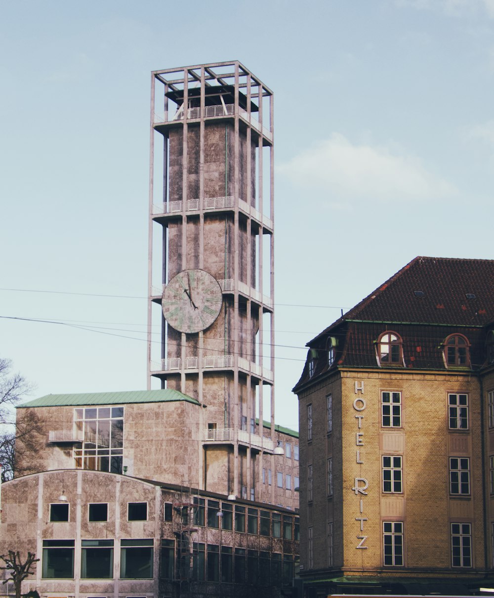 Braunes Betongebäude unter blauem Himmel tagsüber