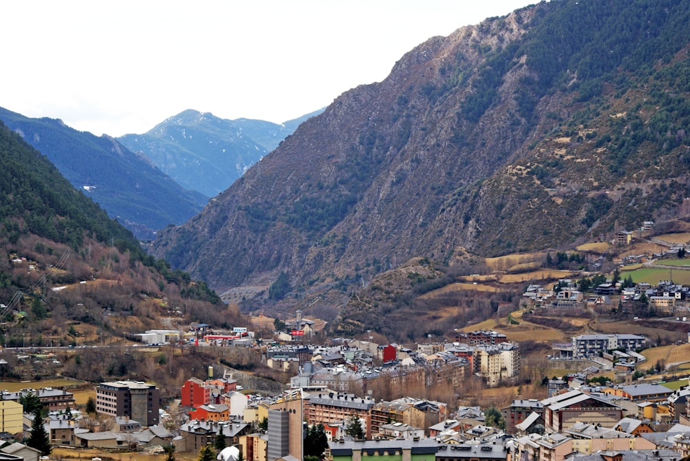 낮 동안 산 근처 도시의 공중보기