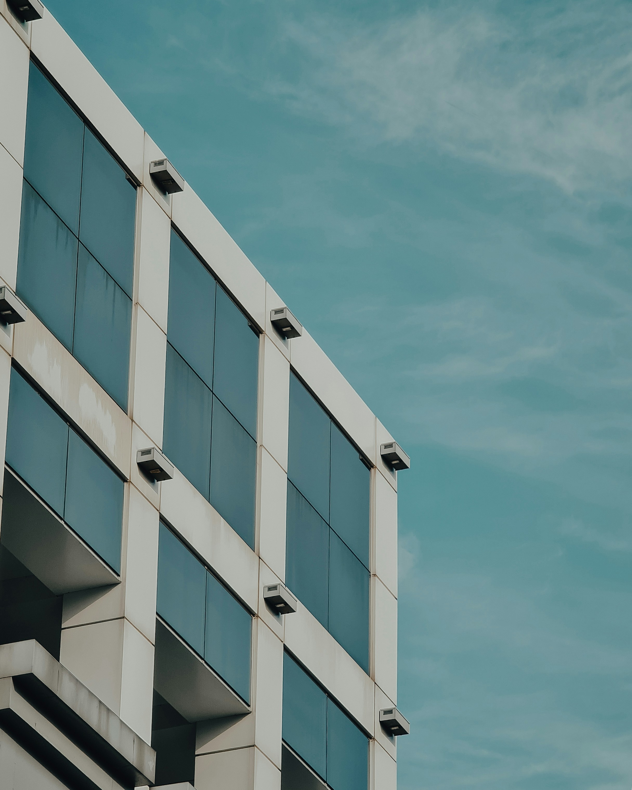 Weiß-schwarzes Betongebäude unter blauem Himmel tagsüber