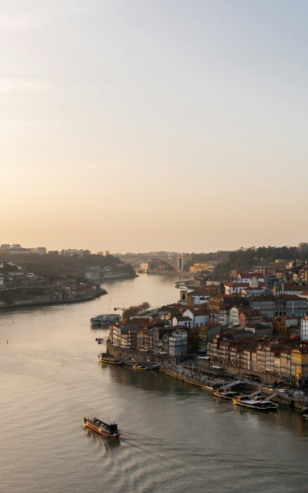 Skyline der Stadt in der Nähe von Gewässern tagsüber