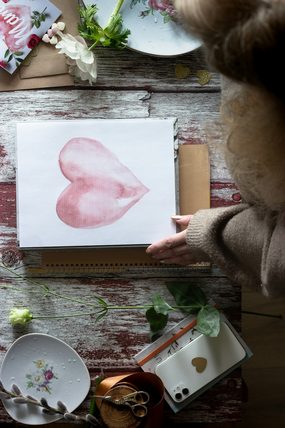 Peinture coeur rose sur table en bois marron