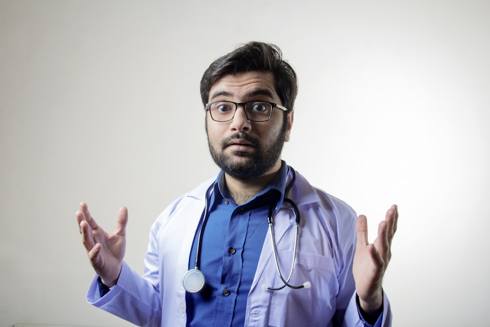 homme en chemise bleue boutonnée portant des lunettes à monture noire