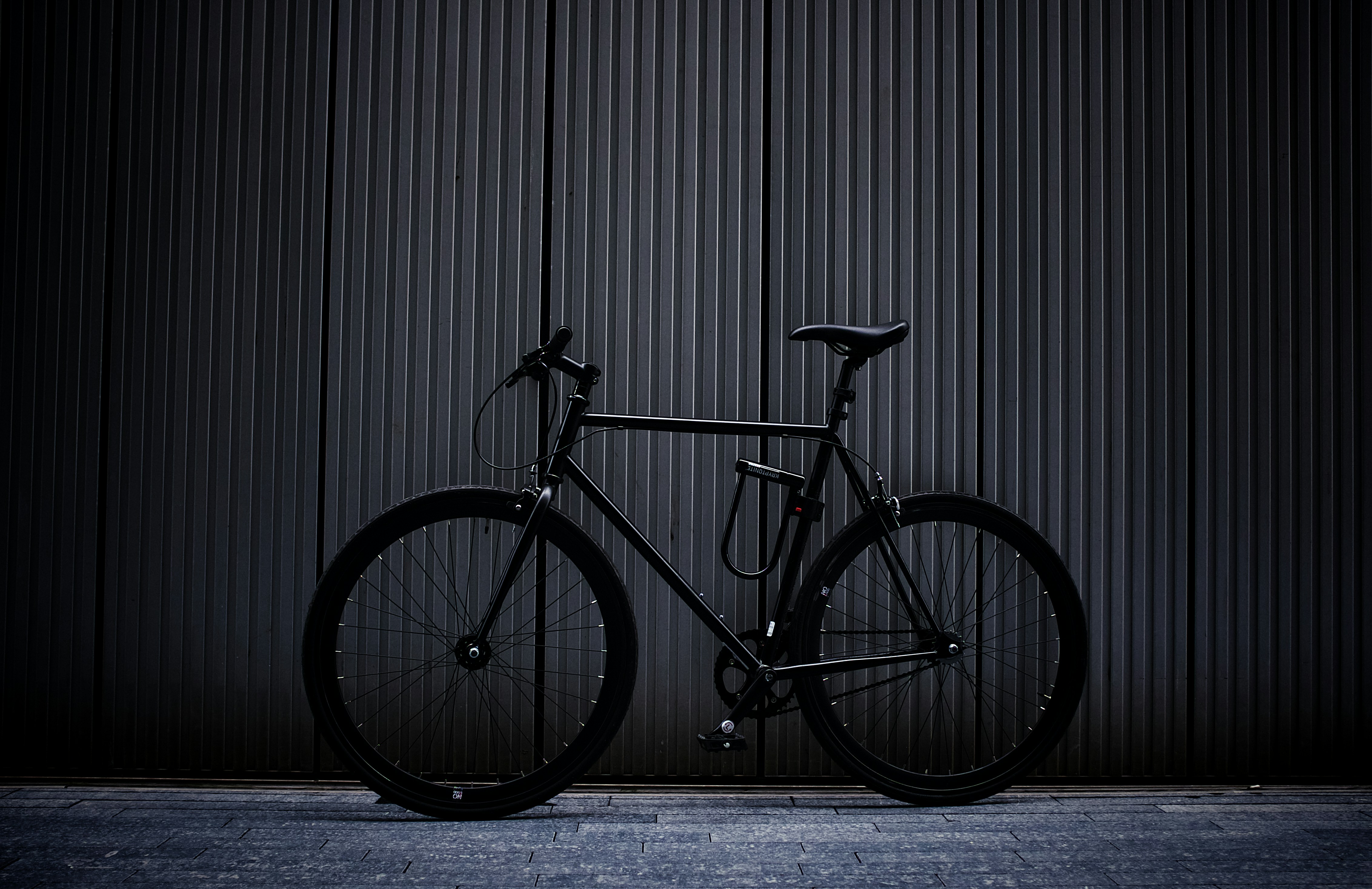 黒とグレーのロードバイクの写真 Unsplashの無料ロンドン写真