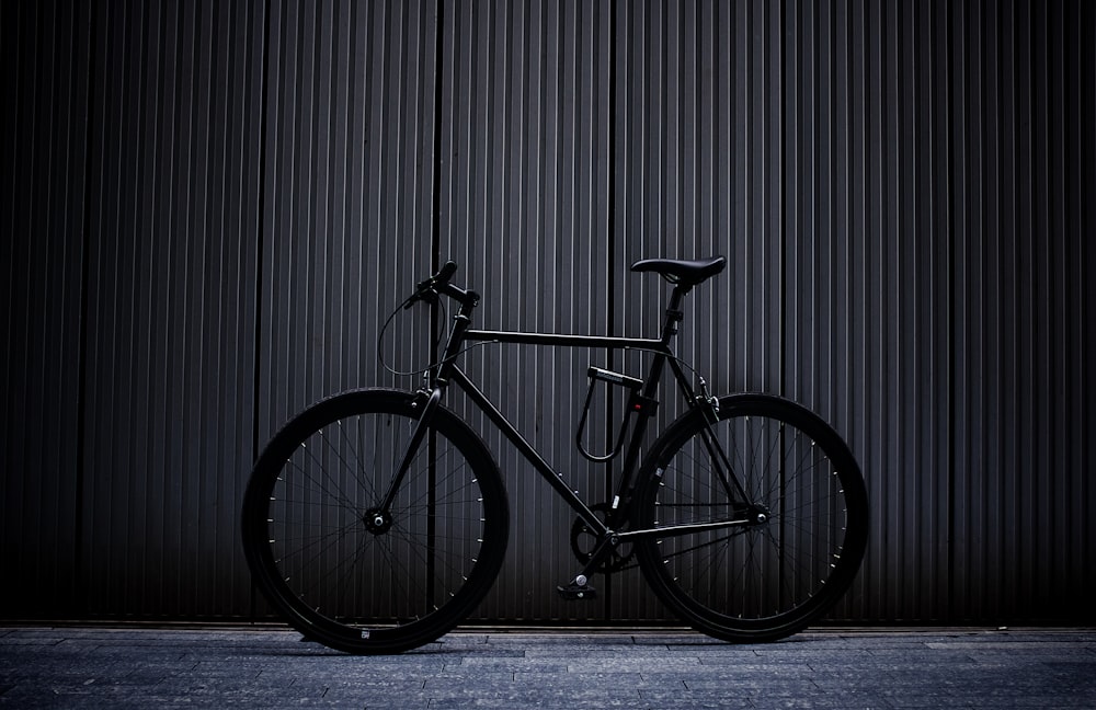 Bicicleta de carretera negra y gris