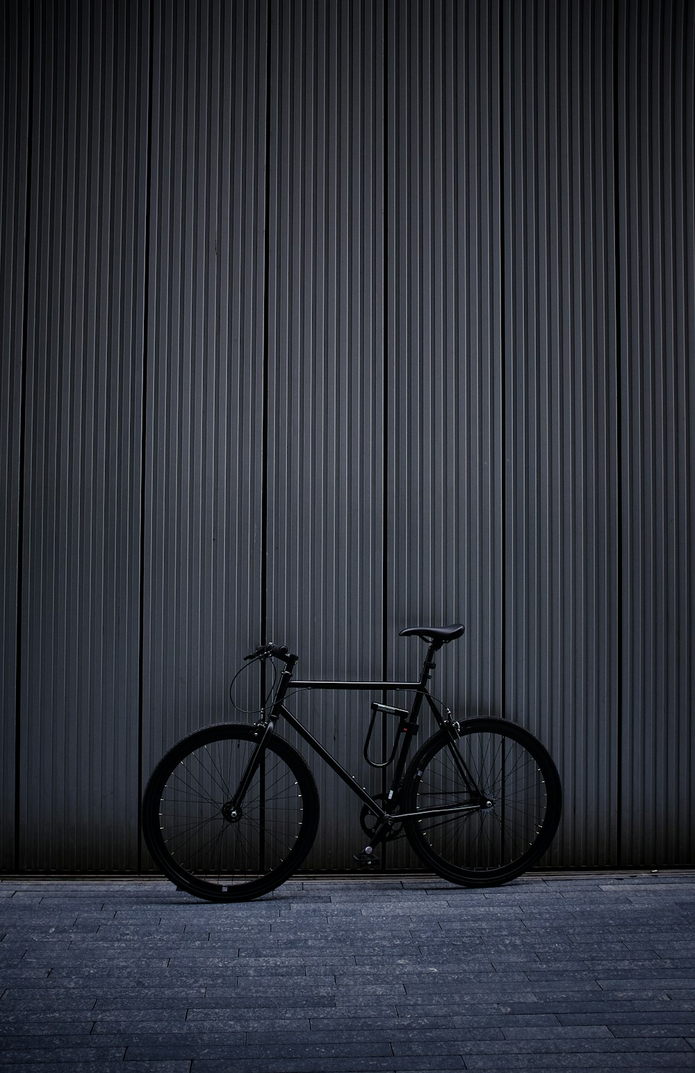 bicicleta de estrada preta e cinza