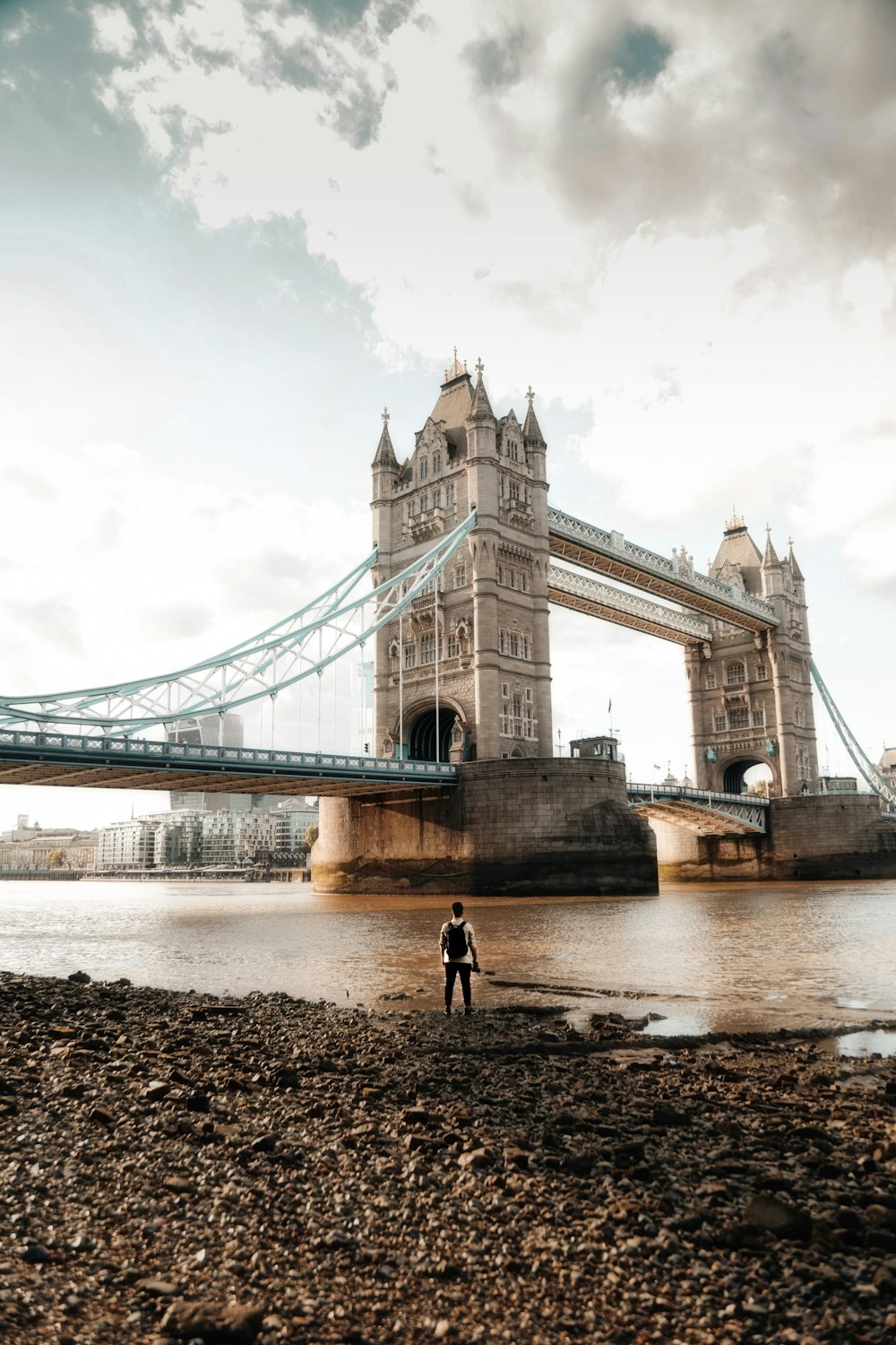 Personas caminando por el puente durante el día