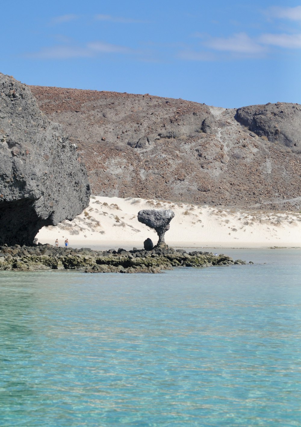 Braune Felsformation auf blauem Meerwasser tagsüber