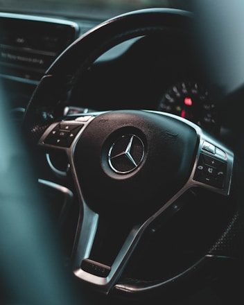 black mercedes benz steering wheel