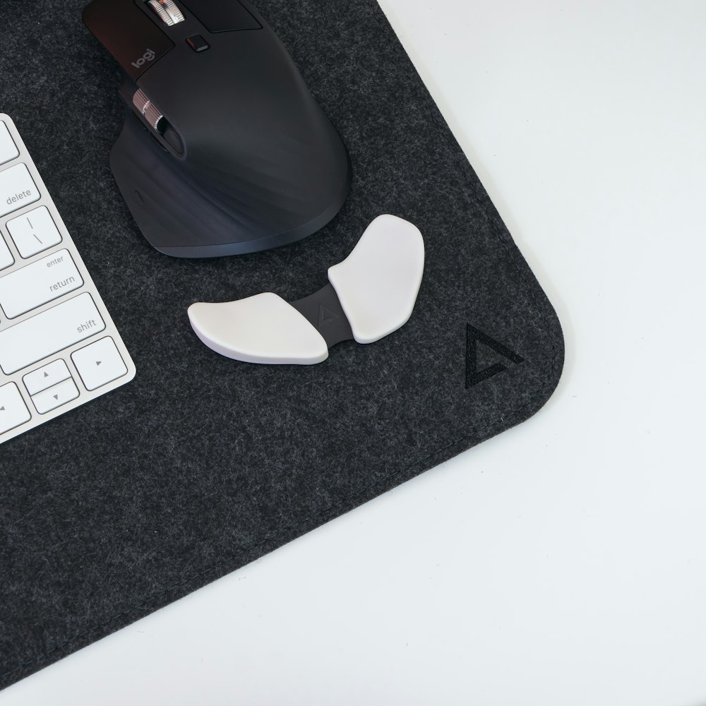 souris sans fil noire sur tapis de souris noir