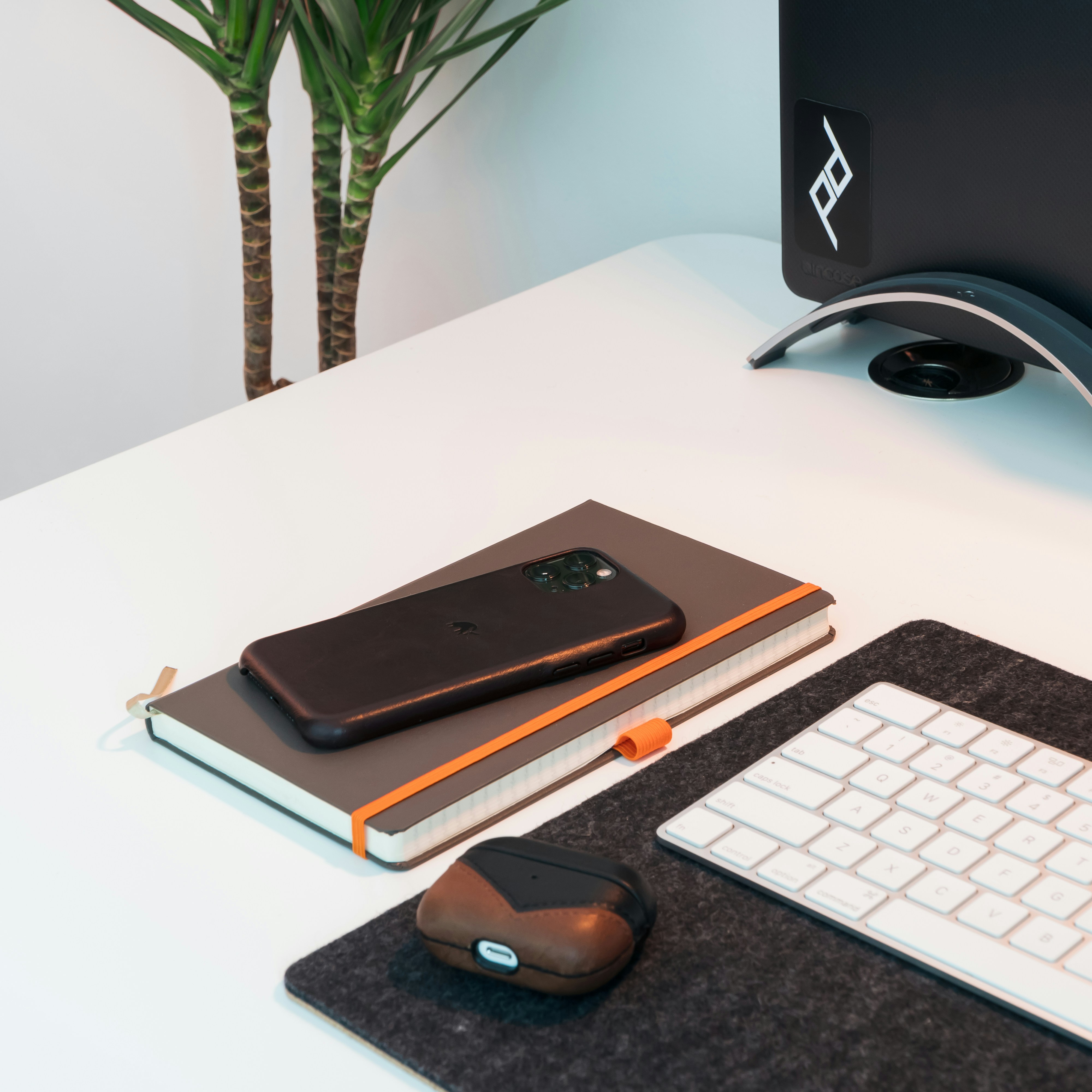 紫色手机彩色桌布花瓶桌面摆饰简约搭配风格设计