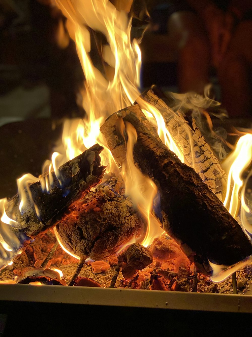 legna da ardere che brucia nel pozzo del fuoco