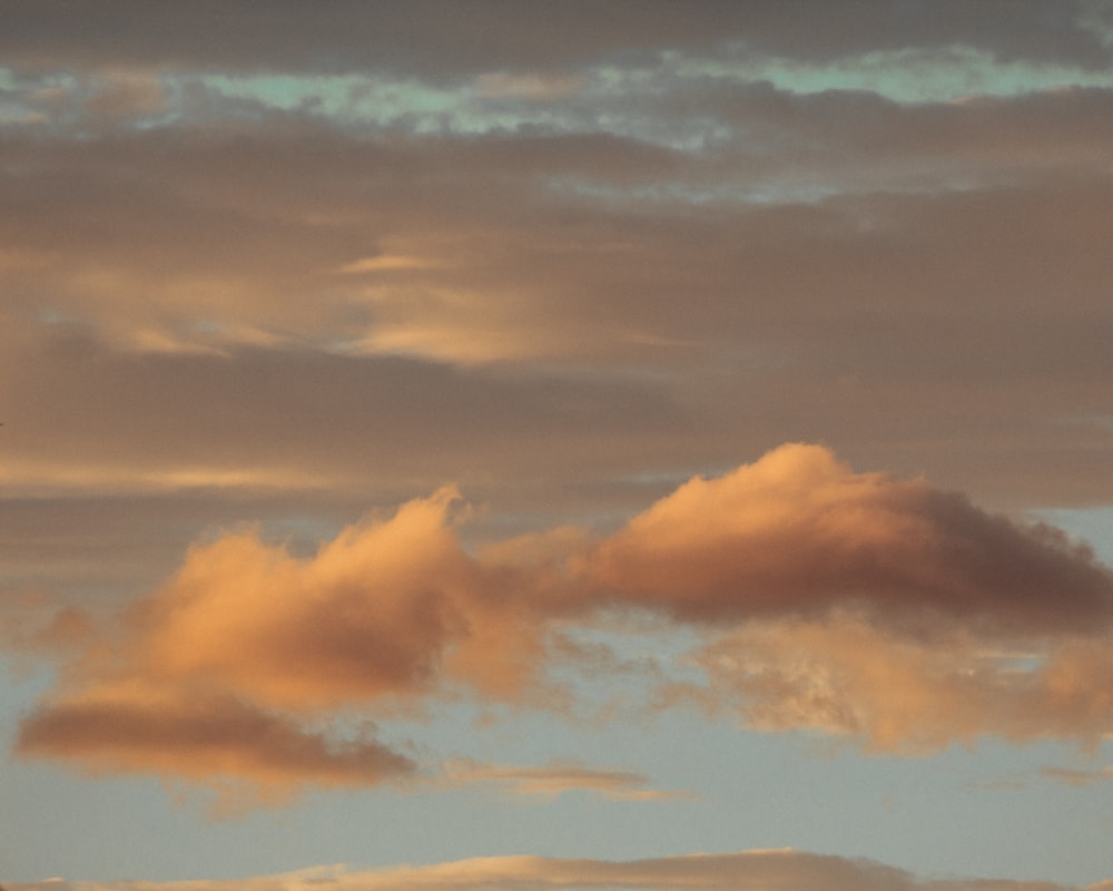 昼間の白い雲と青い空